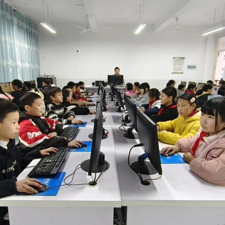 Bagaimanakah Sun Haiqing dari Jiangsu Juti memperkasakan pendidikan kampung halaman melalui sumbangan komputer?